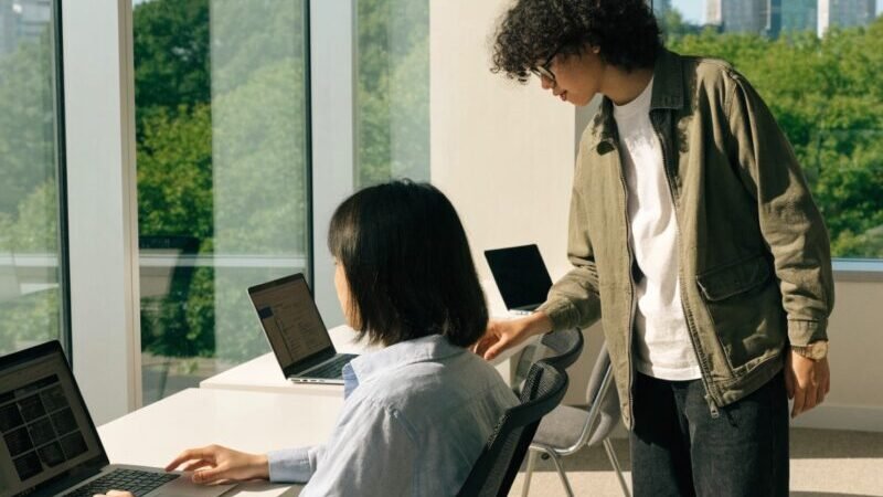 Equipe de agência de marketing digital analisando estratégias integradas em gráficos e telas