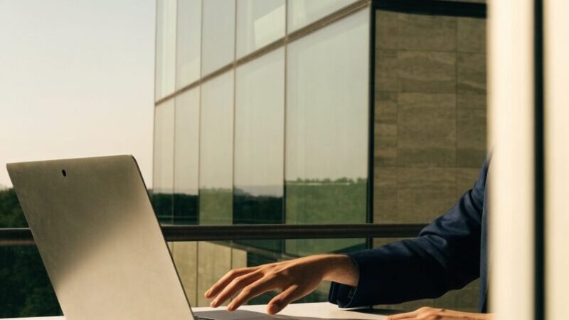 equipe de especialistas da agencia de sites planejando um projeto online