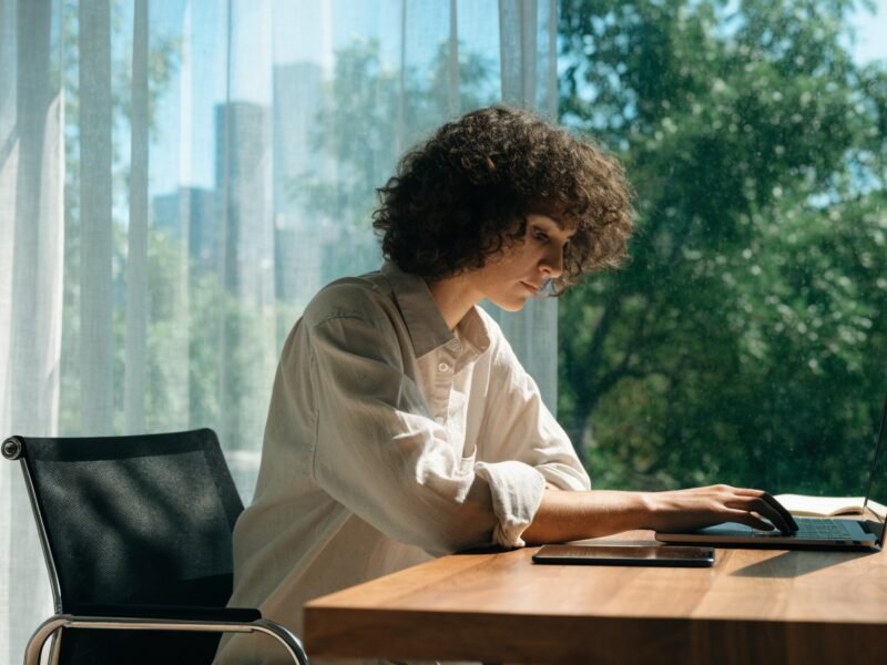 Equipe de agencia de sites trabalhando em computadores com prototipos de paginas na tela