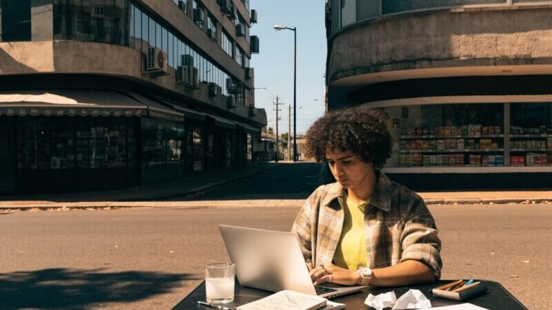 Equipe de agência de marketing digital em americana-sp planejando estratégia local