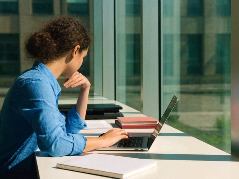 Guia sobre desenvolvimento de sites para empreendedores iniciantes com computador e tela