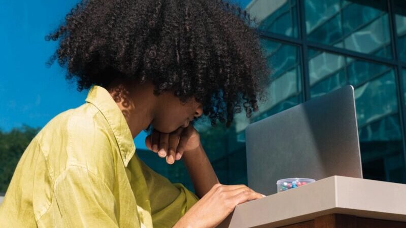 profissional analisando estratégias de marketing digital em notebook com gráficos de crescimento
